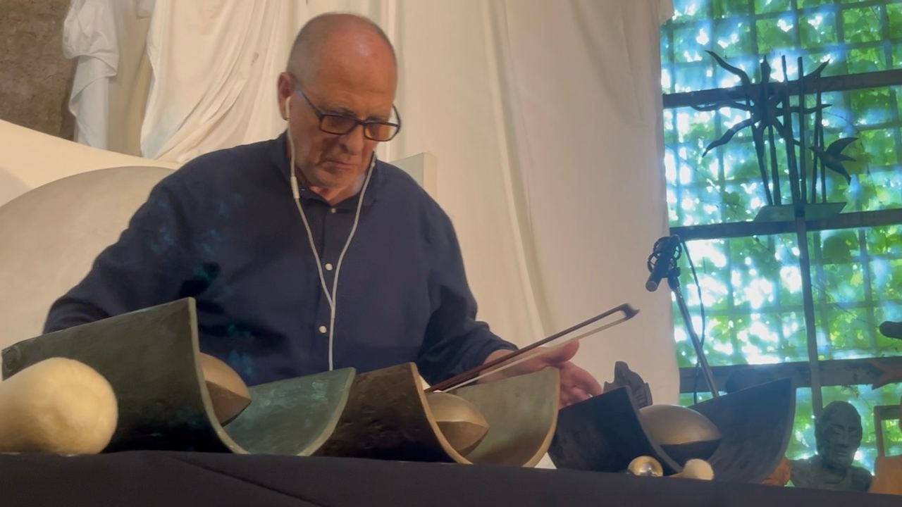 Roberto Rosi suona con l'archetto sculture in bronzo di Tito Amodei