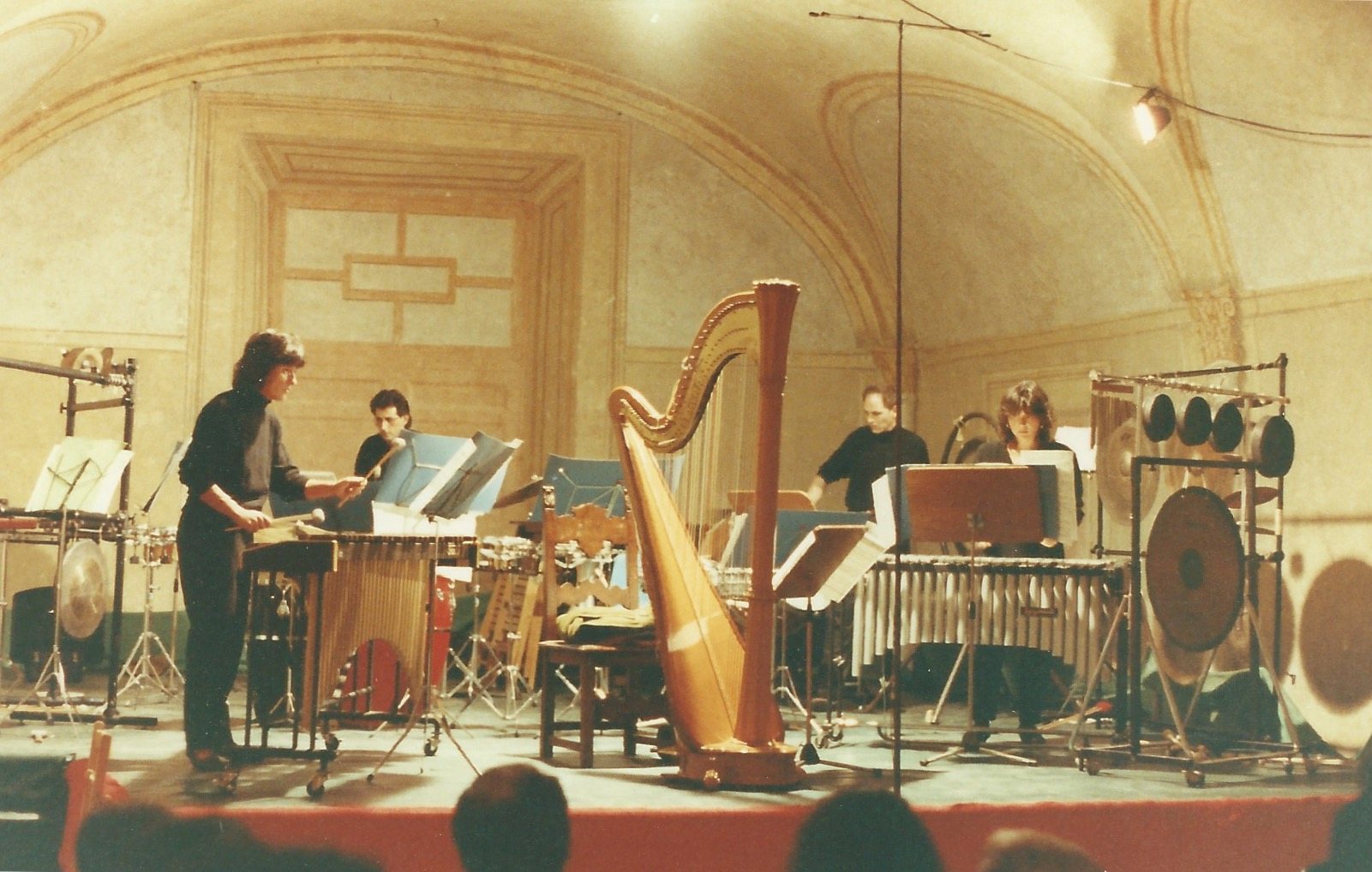 Ensemble di percussioni e arpa in una sala affrescata